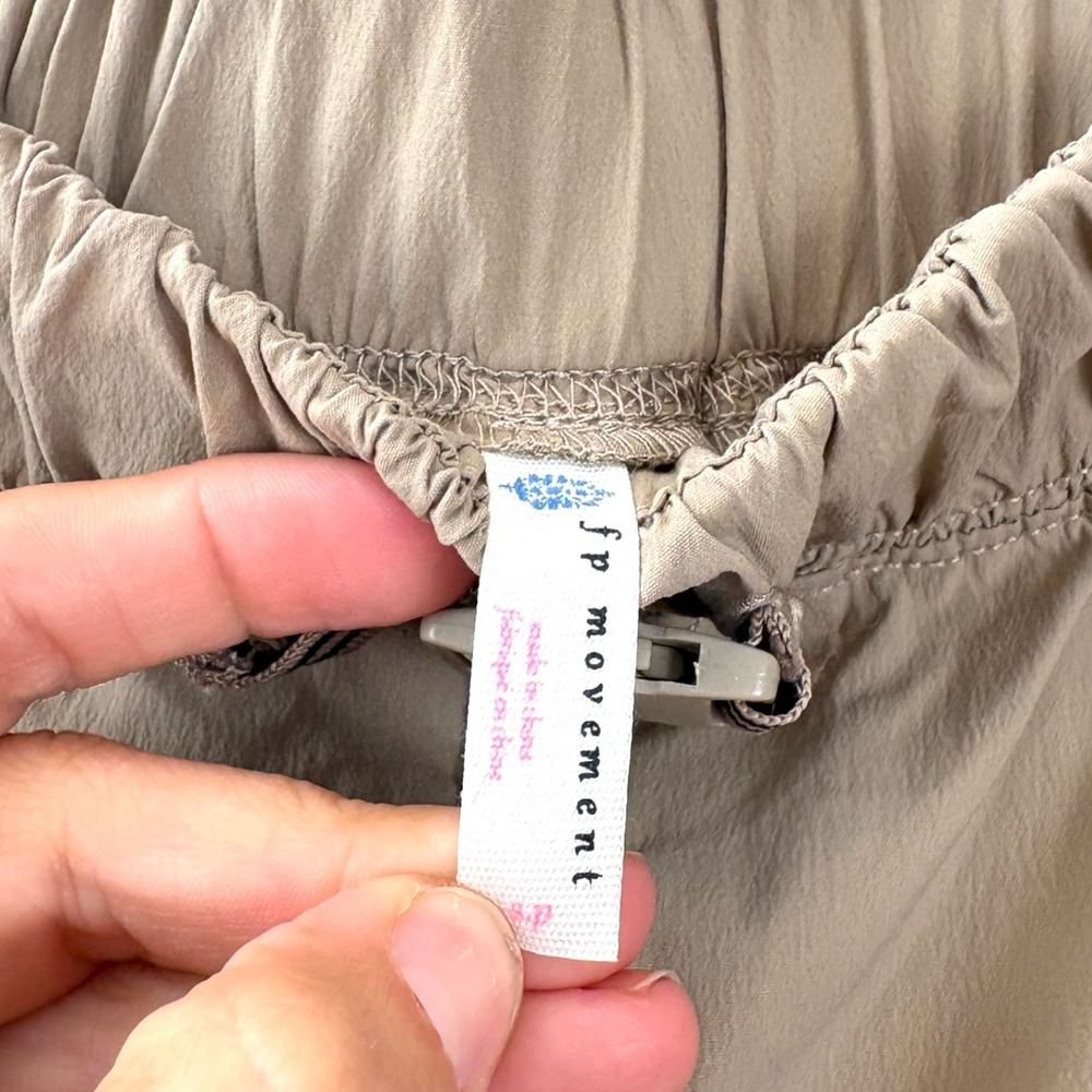 Free People Movement Get Your Run On Cargo Shorts Tan Khaki‎ Hiking Athletic S - Picture 4 of 5